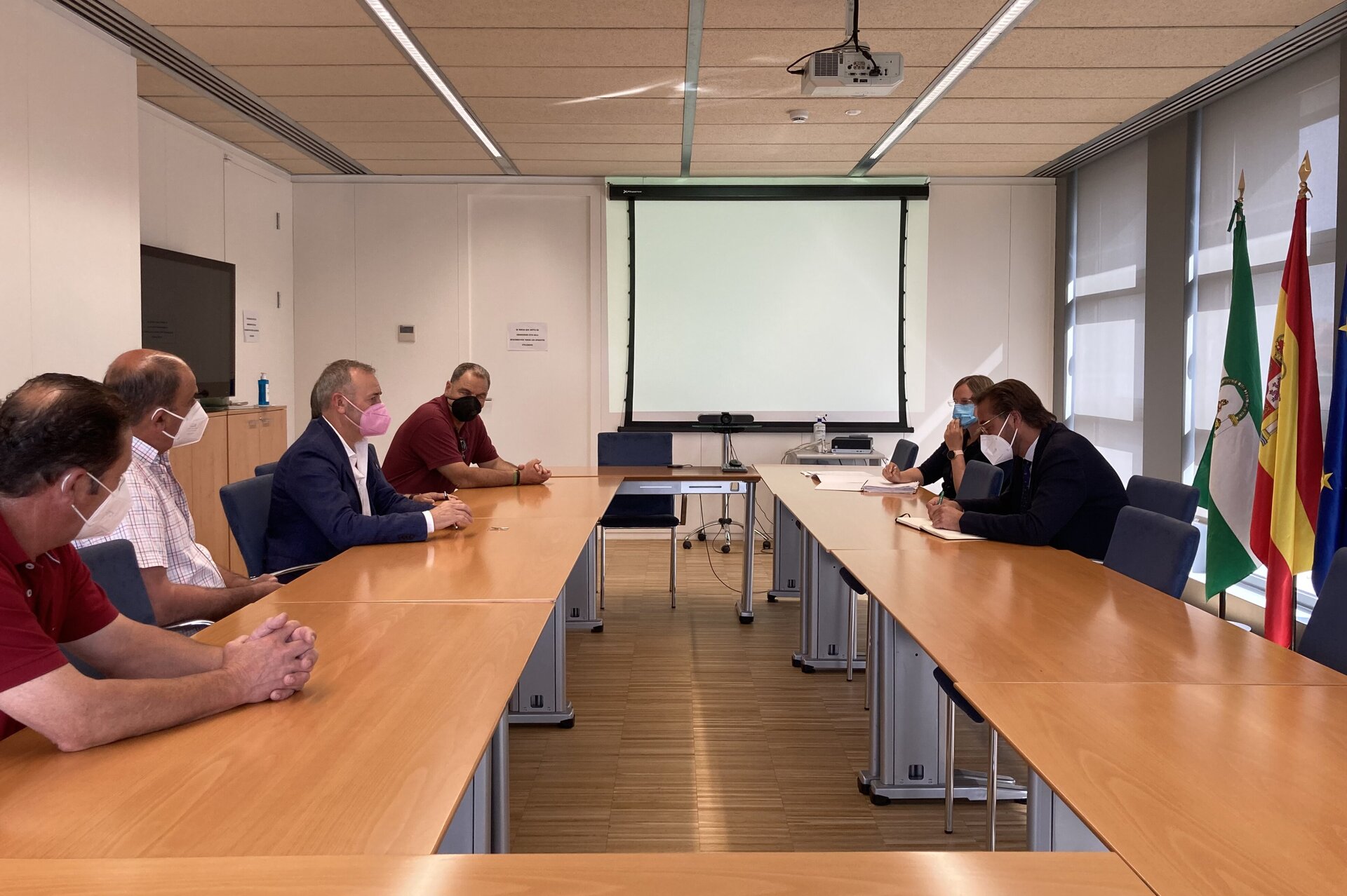 Compromiso por parte del Delegado de Fomento en Granada del parcheo inmediato del camino de servicio de la A-92.
