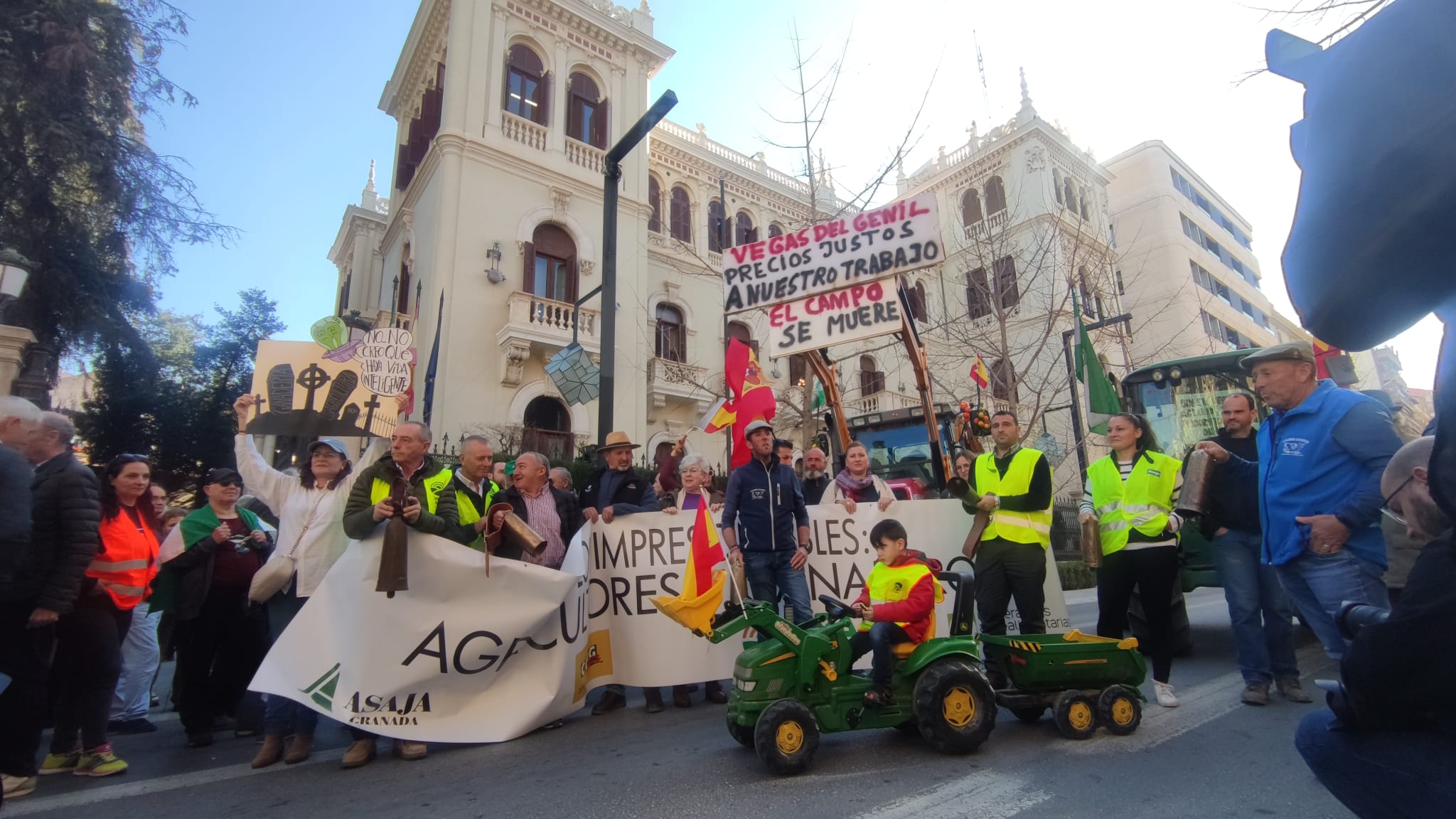 Los agricultores y ganaderos granadinos protestamos ante la Subdelegación del Gobierno